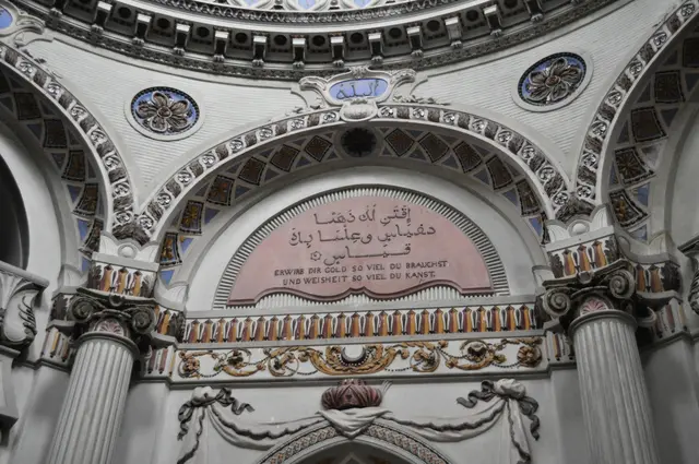 Uns fällt es zum Glück nicht auf. Aber der ausführende Steinmetz hat wohl einige Fehler in die arabische Schrift gesetzt. Schön das wir es auch in deutscher Schrift lesen können. | Foto: Daniela Somers