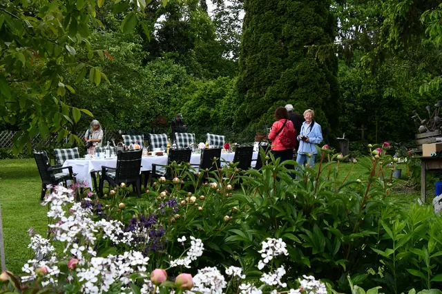 Die gedeckte Kaffeetafel mitten im Garten | Foto: JuKo