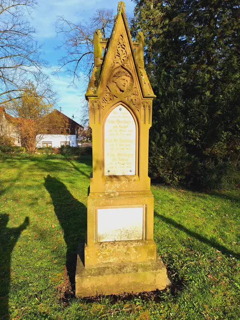 Es ist eine Stele, ein historisches Grabmal abgebildet. Leingarten. Großgartach. Stadtführungen