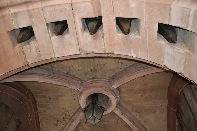 Am Durchgang des Torturms sieht man noch wie gut das Schloss gesichert war. Hier sieht man die Spitzen des Fallgatters. | Foto: Daniela Somers