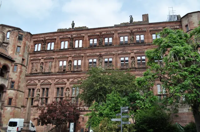Der Ottheinrichsbau. Er gilt als einer der schönsten und frühesten Palastbauten der deutschen Renaissance. In der Fassade sind antike Helden und römische Kaiser verewigt. Aber auch die christlichen Tugenden sind dargestellt. Im Gebäude befindet sich auch das Deutsche Apothekenmuseum. Leider hatten wir dafür keine Zeit mehr. | Foto: Daniela Somers