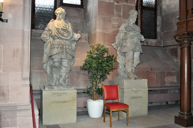 Auch diese Skulpturen sind Originale von der Fassade des Friedrichsbaus. Otto Wittelsbach links und Ludwig D. Bayer rechts. | Foto: Daniela Somers