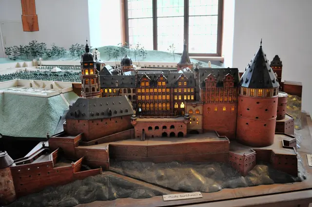Im Ruprechtsbau haben wir uns die verschiedenen Modelle des Schlosses angesehen und erhielten viele Informationen über die Schlossruine und ihre Geschichte. | Foto: Daniela Somers
