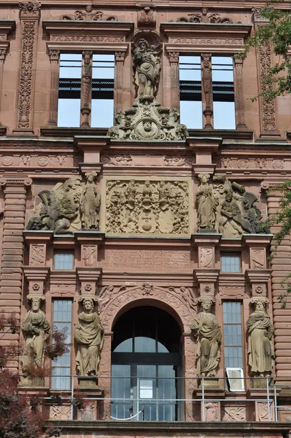 Eingang zum Ottheinrichsbau. Dort befindet sich auch das Deutsche Apothekenmuseum | Foto: Daniela Somers