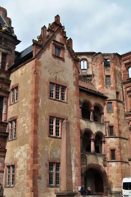 Am Gläsernen Saalbau sieht man auch eine Sonnenuhr. Sie stammt aus der Zeit um 1540. | Foto: Daniela Somers