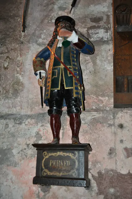 Der Hofnarr Perkeo. Kurfürst Carl Philipp holte den kleinwüchsigen Mann von Südtirol an den Heidelberger Hof um die höfische Gesellschaft zu unterhalten. Seine Trinkfestigkeit war wohl legendär. Eine der Legenden besagt, dass er krank wurde als er das erste Mal Wasser statt Wein trank, und starb. | Foto: Daniela Somers