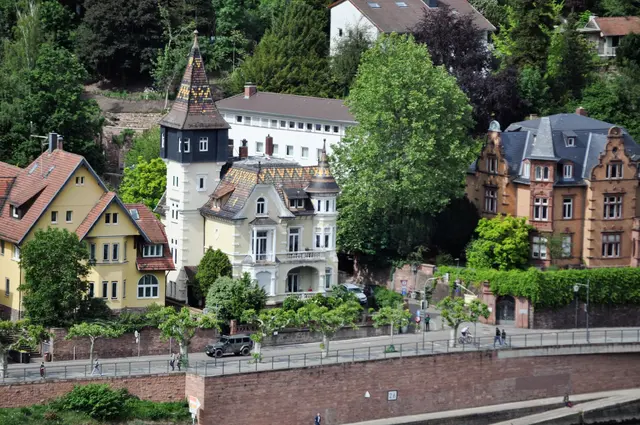 Hier sieht man wunderschöne Häuser am Flussufer. | Foto: Daniela Somers