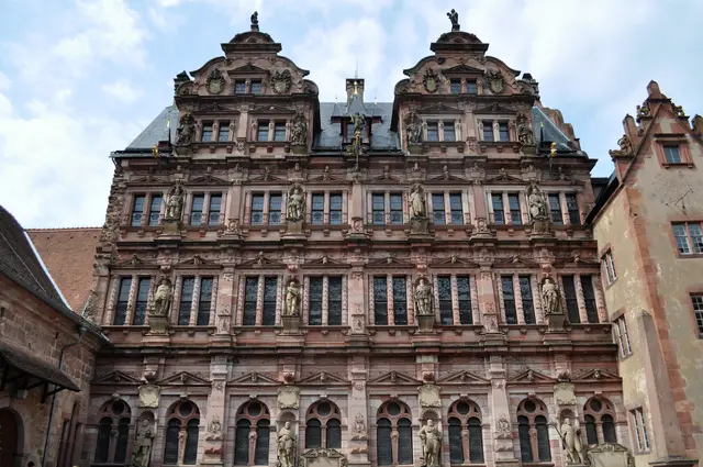 Es gab soviel zu entdecken an der Fassade des Friedrichsbaus. Erzählt wurde uns, dass früher die Köpfe und Waffen goldfarben waren. | Foto: Daniela Somers