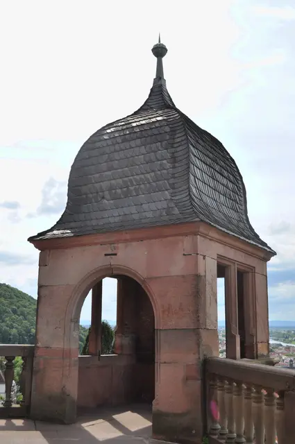 Einer der frühbarocken Pavillons die an den Ecken der Aussichtplattform stehen. | Foto: Daniela Somers