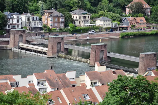 Blick auf eine Schleuse. Es gibt 27 Schleusen zwischen Stuttgart-Plochingen und der Rheinmündung bei Mannheim.  | Foto: Daniela Somers