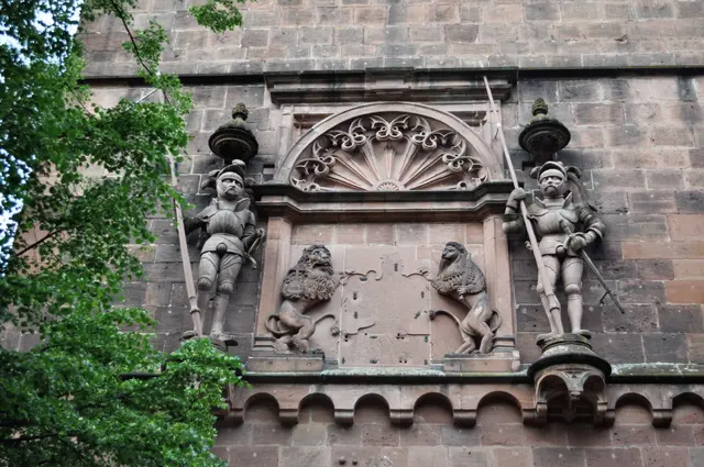 Am Torturm sieht man von außen noch wo früher das große kurfürstliche Wappen angebracht war. Heutzutage sind nur noch die beiden Löwen als Schildhalter übrig und die beiden Ritterfiguren die Macht und Stärke symbolisieren. | Foto: Daniela Somers