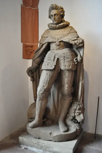 Auch im Ruprechtsbau steht Friedrich V. Dieses Original stand ursprünglich an der Südseite des Dicken Turms. | Foto: Daniela Somers