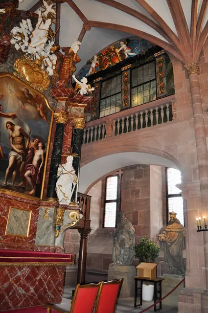 Rechts und links des Altars gibt es verglaste Logen. | Foto: Daniela Somers