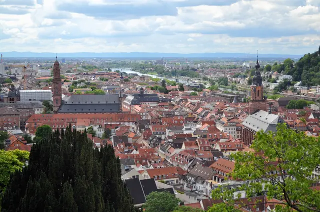 Blick auf Heidelberg. Links die historische Jesuitenkirche. Rechts die gotische Heiliggeistkirche  | Foto: Daniela Somers