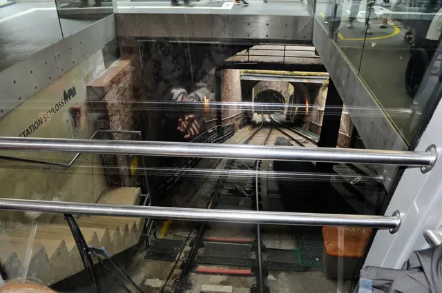 An der Haltestelle. Blick nach unten. | Foto: Daniela Somers
