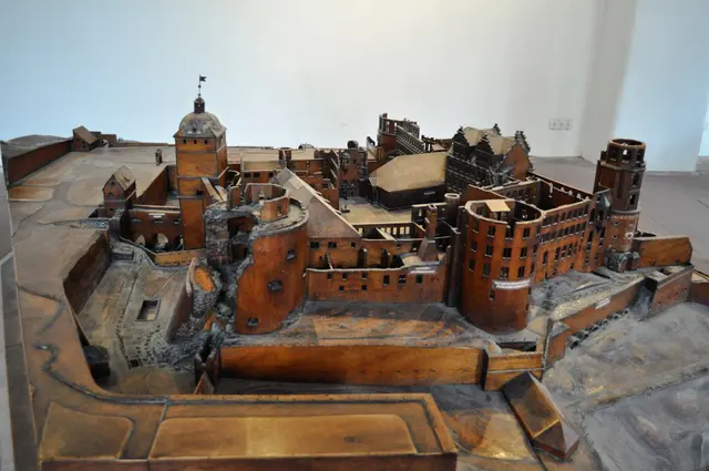 Im Ruprechtsbau haben wir uns die verschiedenen Modelle des Schlosses angesehen und erhielten viele Informationen über die Schlossruine und ihre Geschichte. | Foto: Daniela Somers