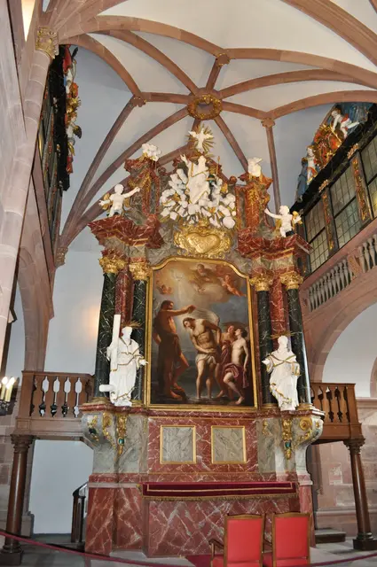 Im Erdgeschoss des Friedrichsbau befindet sich die Schlosskapelle aus dem 18. Jahrhundert. Blick auf den Altar. Auch heute noch kann man hier heiraten. | Foto: Daniela Somers