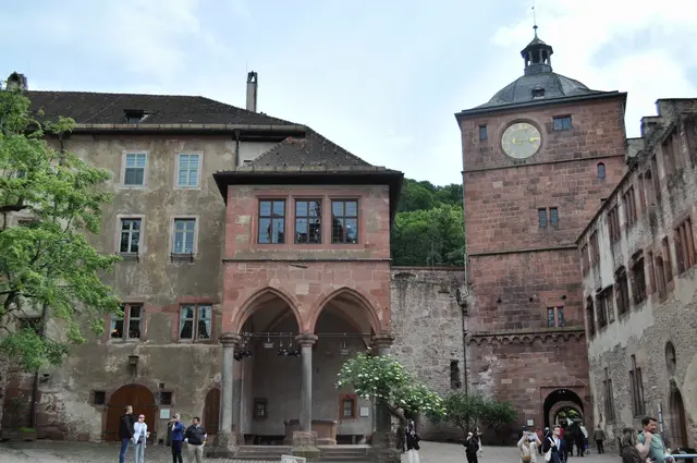 Schaut man zurück zum großen Torturm sieht man links den Ökonomiebau und den Brunnen. Aus diesem Brunnen wurde früher Wasser zur Küche geleitet. Es setzte dort ein Rad in Bewegung das 12 Bratenspieße drehte. Natürlich gab es dort auch ein Backhaus, Vorratsräume und eine Schneiderei. | Foto: Daniela Somers