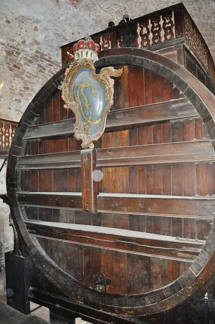 Und dieses Fass ist nun das Große Fass. Sein Fassungsvermögen beträgt: ca. 220000 Liter. Es ist  8,5 Meter breit und 7 Meter hoch. Auf dem Fass gibt es eine Plattform auf der man stehen kann. Scheinbar war es früher ein Tanzboden. | Foto: Daniela Somers