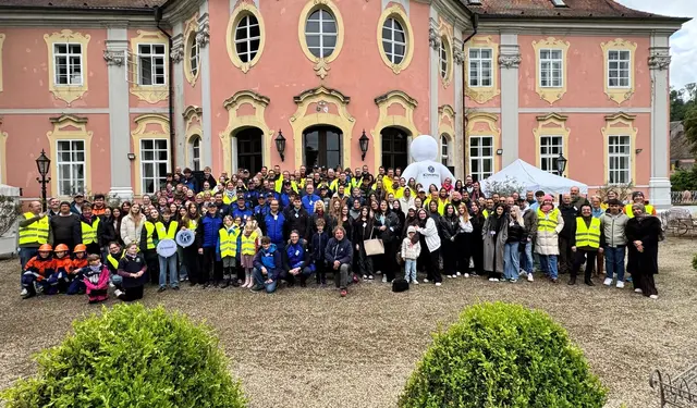 Ehrenamtliche Helfer vor Schloss Assumstadt