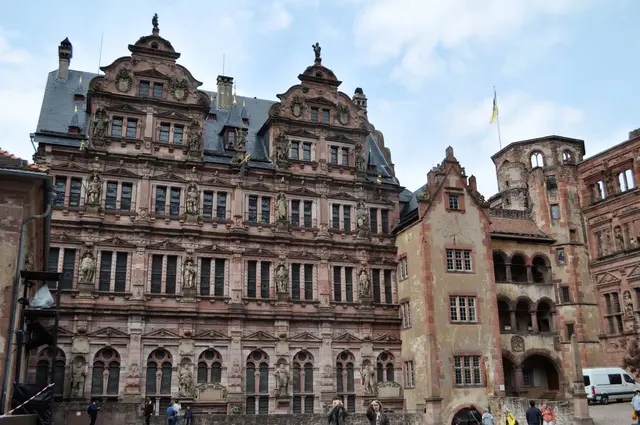 Die Fassade des Friedrichsbaus (rechts) ist unglaublich reich geschmückt. Der Bauherr Friedrich IV ließ hier eine Ahnengalerie des kurfürstlichen Hauses durch die Skulpturen an der Fassade erstehen. Aber es gibt auch Neidköpfe und viel Bauschmuck zu sehen. Der Gläserne Saalbau (links) verbindet den Friedrichsbau mit dem Ottheinrichsbau. | Foto: Daniela Somers