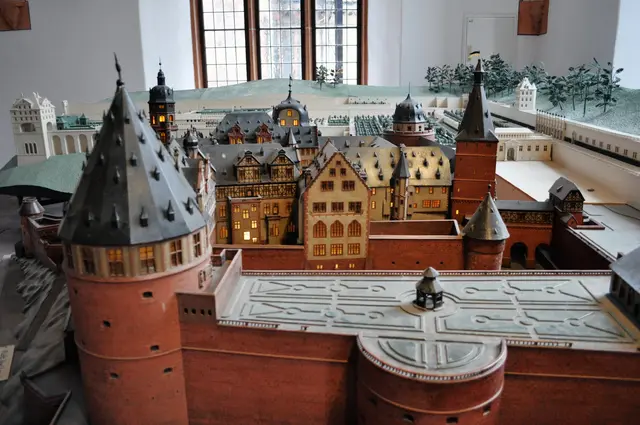 Im Ruprechtsbau haben wir uns die verschiedenen Modelle des Schlosses angesehen und erhielten viele Informationen über die Schlossruine und ihre Geschichte. | Foto: Daniela Somers