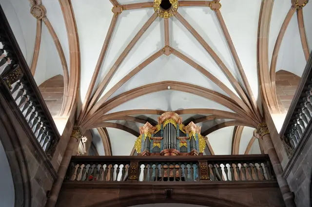 Das Kreuzgewölbe und die Orgel. Nach der Säkularisierung 1806 wurde die originale Orgel von Gottfried Knaut nach Mörlenbach verkauft. Die Orgel die heute in der Schlosskapelle steht, ist ein Kopie von 1956, dessen Klangwerk 1987 ersetzt wurde. | Foto: Daniela Somers