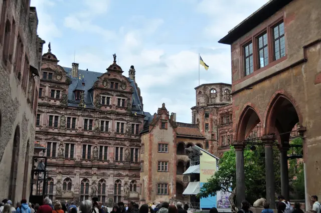 Der erste Blick nach dem durchqueren des Torturms. Links sieht man ein bisschen noch den Ruprechtsbau. Gerade aus links ist der Friedrichsbau mit  seiner reich geschmückten Fassade. Gerade aus rechts ist der Gläserne Saalbau mit seinen schönen Arkaden, und ganz rechts sieht man den Ökonomiebau mit Brunnen. | Foto: Daniela Somers