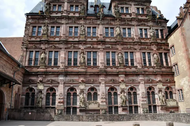 Die große Fassade mit den vielen Skulpturen hat mich sehr begeistert. Übrigens wurde das Gebäude auf ein anderes Gebäude aufgebaut. Und dieses andere Gebäude war die Schlosskapelle.  | Foto: Daniela Somers