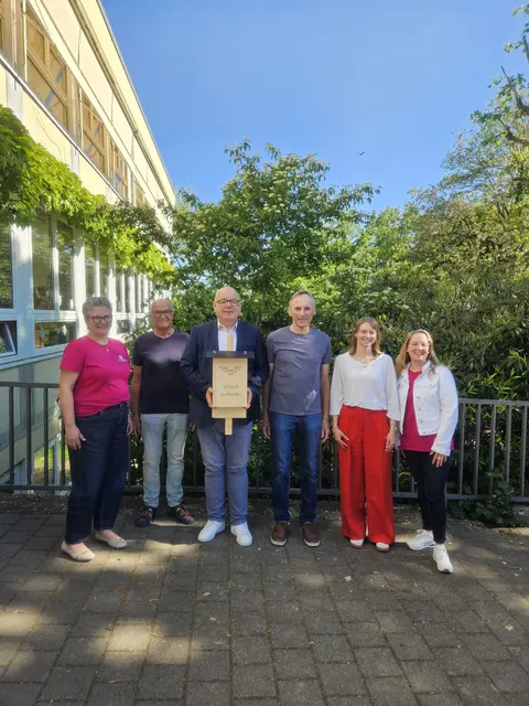 v. l. n. r.: Rektorin Ulrike Müller, Wilfried Uhlmann, Bürgermeister Torsten Kunkel, Reinhard Faiß, 1. Konrektorin Julia Haun, 2. Konrektorin Sabine Bergdolt | Foto: Gemeinde Pfedelbach