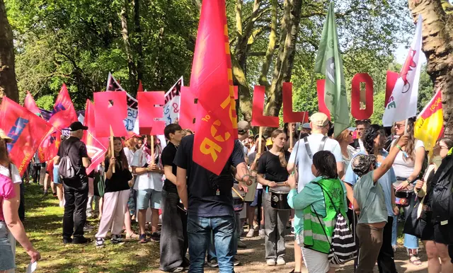 Rebellion gegen das System, gegen Faschismus und Kriege prägte die Zukunftsdemo. Immer wieder wurde gerufen: „Jugend, Zukunft – Sozialismus!“ oder 'one solution – revolution!' | Foto: MLPD