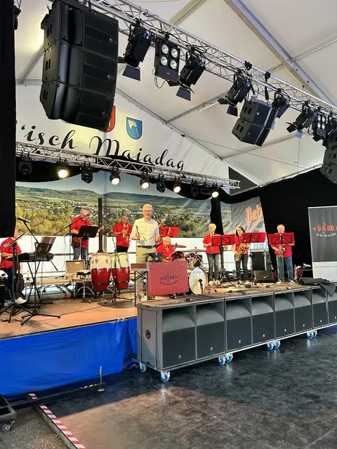 Die Ü50-Gruppe sorgte am Seniorennachmittag für abwechslungsreiche Stimmung im Festzelt. Wieder am Amboss mit dabei: Michael Tauch. | Foto: MVG