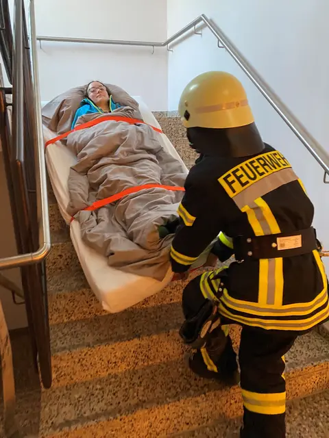 Übung der Freiwilligen Feuerwehr Möckmühl im ASB Haus für Pflege und Gesundheit mit Evakuierungsdecken. | Foto: ASB Region Heilbronn-Franken