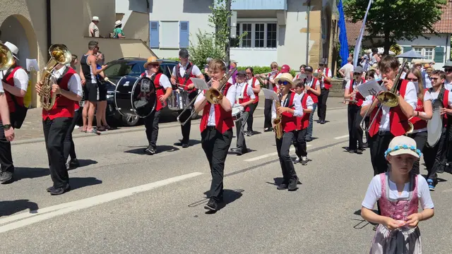 Sommerlich heiß wurde es dann beim Festumzug am Mittag | Foto: MVG