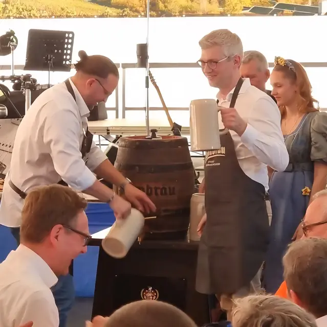 Bürgermeister M. Tauch (re.) eröffnet das Maienfest mit dem Fassanstich | Foto: MVG
