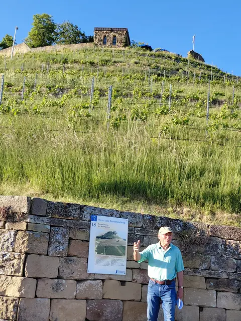 Rolf Fox erklärt die Terrassierung der Weinberge | Foto: Ursula Hamann