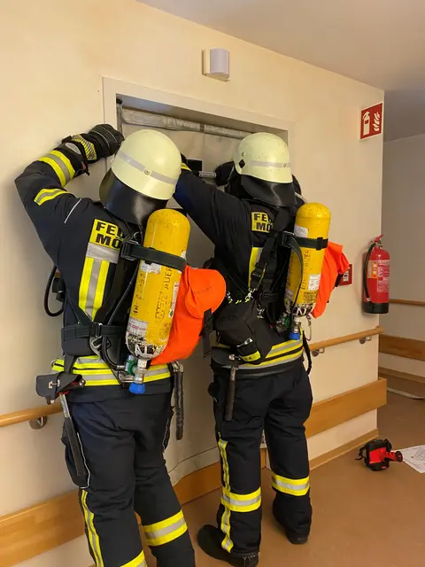 Was im Ernstfall eines Brandes zu tun ist, zeigte die Übung der Freiwilligen Feuerwehr im ASB Haus für Pflege und Gesundheit in Möckmühl. | Foto: ASB Region Heilbronn-Franken