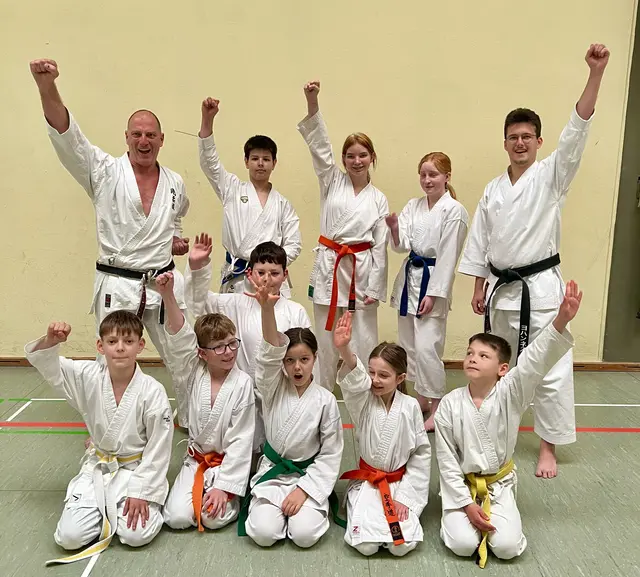 Die Teilnehmer des Karatevereins Eppingen beim Jugendcamp in Walldürn: (hinten v.l.) Matthias Schäfer, Luka Colakovic, Kimberly Schweiker, Finja Schwenger, Johannes Geng und (Mitte) Fabian Mikes sowie (vorne v.l.) Elias Ruppel, Jakob Rebel, Maya Papp, Jil Deike, Lev Zaklitskiy. | Foto: Karateverein Eppingen