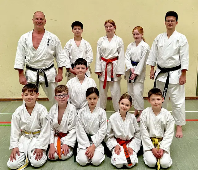Die Teilnehmer des Karatevereins Eppingen beim Jugendcamp in Walldürn: (hinten v.l.) Matthias Schäfer, Luka Colakovic, Kimberly Schweiker, Finja Schwenger, Johannes Geng und (Mitte) Fabian Mikes sowie (vorne v.l.) Elias Ruppel, Jakob Rebel, Maya Papp, Jil Deike, Lev Zaklitskiy. | Foto: Karateverein Eppingen