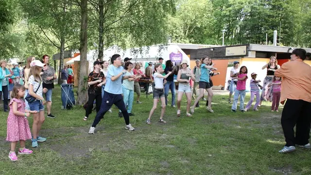 Vom Zelt direkt zum Frühsport - so beginnt ein neuer Tag auf dem Pfingstjugendtreffen | Foto: MLPD