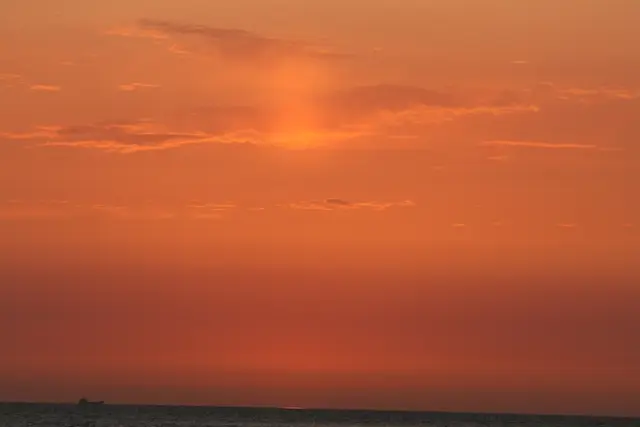 Sonnenuntergang am Öresund - Die Sonne ist nahezu im Meer versunken.
