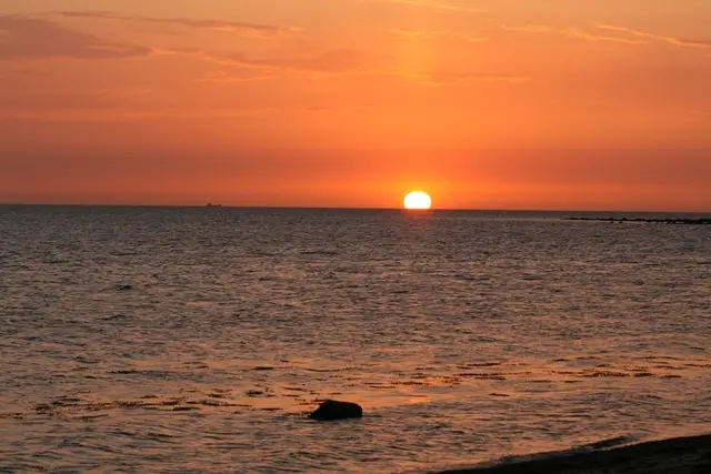 Sonnenuntergang am Öresund / Schweden - Fähre fährt Richtung untergehende Sonne.
