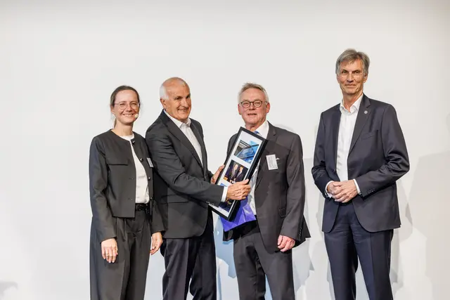 Foto: (v.l.n.r.) Dekanin Prof. Dr.-Ing Anke Ostertag, Hon.-Prof. Christoph Schickhardt, Studiendekan Prof. Dr. Hermann-Josef Kiel, Rektor Prof. Dr.-Ing. Oliver Lenzen.