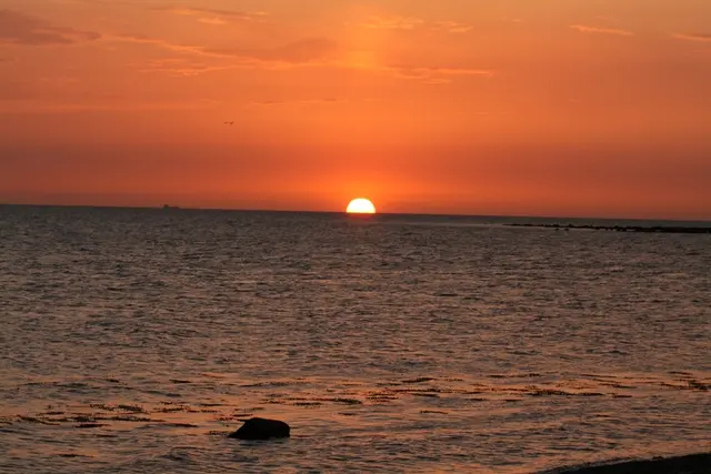 Sonnenuntergang am Öresund / Schweden - Die Sonne versinkt im Meer.