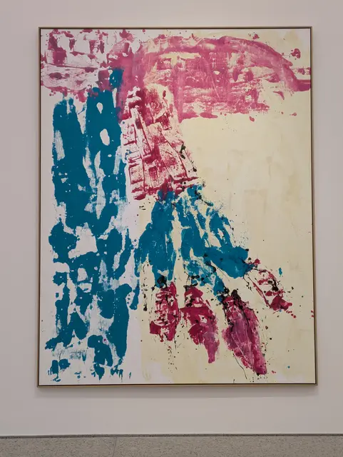 Ein Kunstgriff und fast ein 'Markenzeichen' von Baselitz war die auf den Kopf gestellte Darstellung seiner Motive. Er wollte dadurch die Betrachtenden vom Gegenständlichen ab- und auf die künstlerische Gestaltung mit Farbe, Material, Form, Bildaufbau etc. hinlenken.

Georg Baselitz (1938 - 2026)
Gruß aus Holland
2020

Sammlung Würth, Inv. 20468
Erworben 2024

Im gezeigten Werk "Gruß aus Holland" bezieht sich Georg Baselitz durch Farbwahl und Bildaufbau auf Piet Mondrian.

Ein weiteres Gemälde, bei dem Baselitz den niederländischen Künstler Piet Mondrian sogar namentlich zitiert, ist im Bestand der Pinakothek der Moderne in München: Piet in kurzer Hose (Remix), 2008

 | Foto: Eigene Aufnahme _ Sammlung Würth