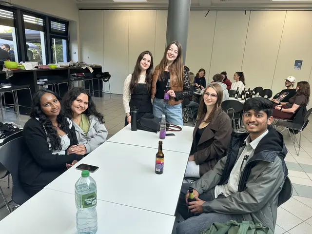 Foto: Studierende verschiedener Studiengänge lernen sich in geselliger Runde bei kulturell vielfältigem Buffet kennen.