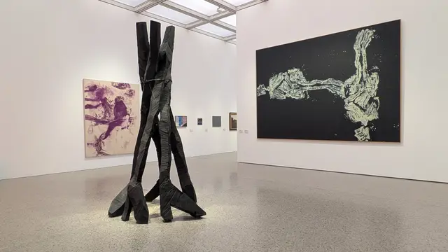 Ausstellungsansicht „FOCUS - Neue Blicke auf die Sammlung Würth“ 
mit zwei Werken von Georg Baselitz:
Zero Dom, 2015, Sammlung Würth, Inv. 17831, erworben 2018,
rechts: Andalusische Gitarre, 2021, Sammlung Würth, Inv. 20397) 
links: Julian Schnabel, geb. 1951
Victor Hugo, 1990, Sammlung Würth,  Inv. 17796) | Foto: Eigene Aufnahme _ Sammlung Würth