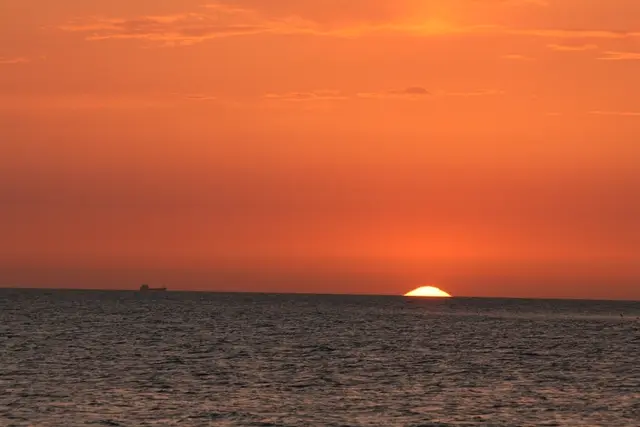 Sonnenuntergang am Öresund / Schweden - Die Sonne versinkt im Meer.