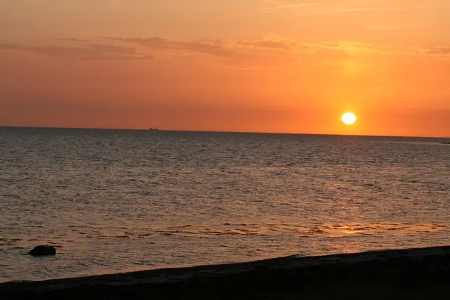 Sonnenuntergang am Öresund / Schweden - Fähre fährt Richtung untergehende Sonne