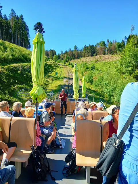 Unser Zugführer oder auch "liftboy" stellt uns während der Fahrt die Bergbahn und auch die Besonderheiten am Wegesrand vor.  
Die Sonnenschirme warten auf ihren Einsatz.   | Foto: sigischlottke
